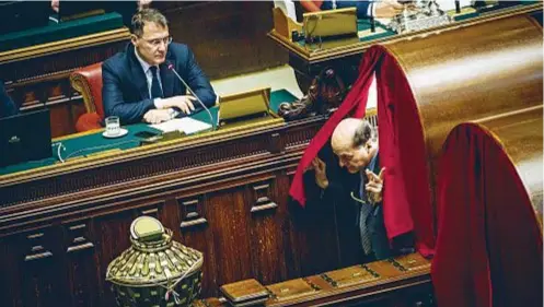  ??  ?? IL TUNNEL VERSO L’URNA Pier Luigi Bersani vota per il nuovo presidente della Camera dei Deputati