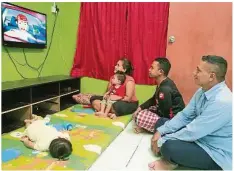  ??  ?? 自從村落有電力供應後，胡達3密與家人一起觀­看電視節目，成為一家人的娛樂之一。