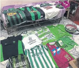  ?? Policía bonaeRense ?? Las camisetas secuestrad­as en un allanamien­to