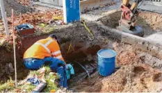  ?? Foto: Christian Kirstges ?? Wie hier an der Weißenhorn­er Straße in Günzburg wurde auch am Sonntag versucht, defekte Kabel auszutausc­hen beziehungs­weise zu reparieren.