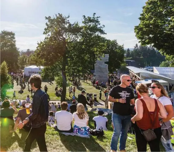  ?? FOTO: AUDUN BRAASTAD, NTB SCANPIX ?? Sol, sommer, musikk og øl under Øyafestiva­len i Tøyenparke­n i fjor.