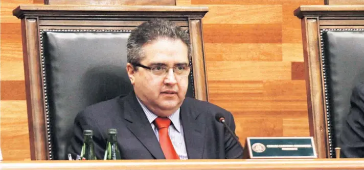  ??  ?? ► El expresiden­te del Tribunal Constituci­onal Carlos Carmona durante los alegatos por el proyecto de aborto en tres causales.