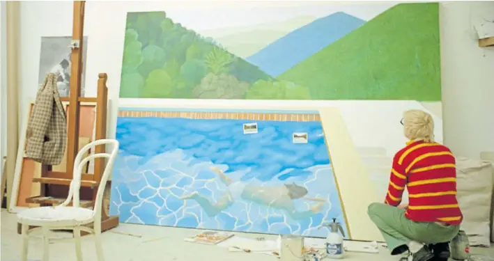  ?? METROGRAPH PICTURES/ NYT ?? Hockney in 1972, terminando de pintar “Retrato de un artista (Piscina con dos figuras)”. Aún le faltaba agregar la figura parada a la derecha en el borde de la pileta.