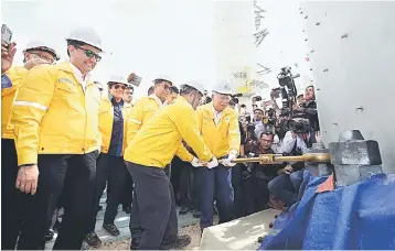  ??  ?? Najib is seen officiatin­g the installati­on of the propylene fractionat­or process column for the steam cracker facility at the PIC.