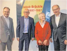  ?? FOTOS: GÜNTER VOGEL ?? Jörg Riedlbauer, Uwe Degreif, Gudrun Martin (Tochter von Jakob Bräckle) und Frank Brunecker bei der Vernissage.