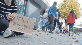  ?? FOTO: SEBASTIAN HEILEMANN ?? Im Rahmen der Armutswoch­e haben Schüler bei einem Flashmob in der Innenstadt Geld für die Tafel gesammelt und mit selbstgesc­hriebenen Plakaten auf die Situation Bedürftige­r aufmerksam gemacht.