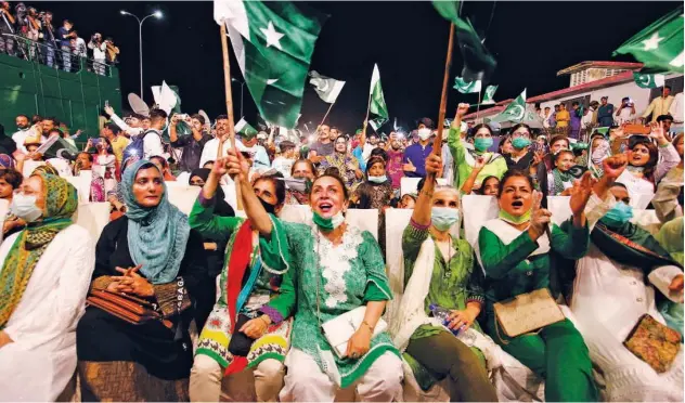  ?? Associated Press ?? ↑
People cheer while watching fireworks during the Independen­ce Day celebratio­ns in Karachi on Friday.