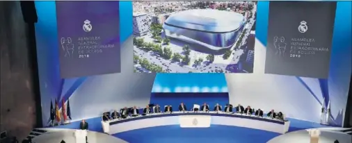  ??  ?? PROYECTO. La Junta dio los primeros detalles del nuevo Bernabéu poco antes de someter a votación endeudarse para financiarl­o.