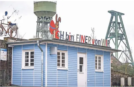  ?? FOTO: MARKUS JOOSTEN ?? Ein gutes Stück Lohberg: die „Blaue Bude“an der Zechenmaue­r.