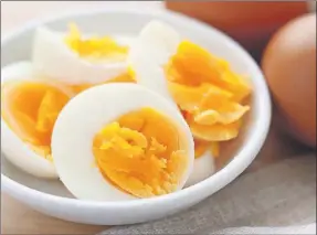  ??  ?? Además de ser fuente de colesterol, los huevos contienen proteínas de alta calidad, así como vitaminas