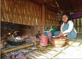  ??  ?? Une villageois­e s’affairant dans sa cuisine, très souvent la pièce unique de la maison.