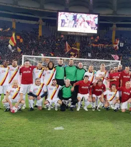  ?? FOTOSERVIZ­IO BARTOLETTI ?? Le leggende della Roma in posa: alle loro spalle la Curva Sud in festa