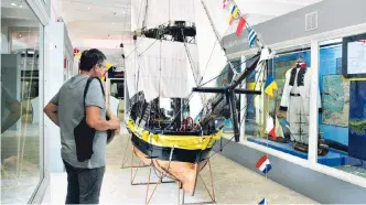  ?? ARCHIVO ADN/YOMAIRA GRANDETT ?? Un turista observa la réplica del mítico galeón San José, exhibida en el Museo Naval de Cartagena.