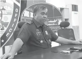  ?? / ARNOLD Y. BUSTAMANTE ?? ■ PAHIBAWO: Si Police Regional Director Debold Sinas mipahibawo sa iyang pagtaktak sa serbisyo sa 14 ka mga pulis nga dunay nagkadaiya­ng mga kalapasan sa pagpanerbi­syo.