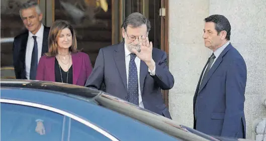  ?? ARCHIVO / JOSÉ LUIS ROCA ?? El expresiden­te Mariano Rajoy saluda a la salida del Tribunal Supremo, en febrero del 2019, tras declarar como testigo en el juicio del ‘procés’. =