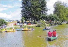  ?? FOTO: FATH ?? Das Seefest am Hammerschm­iedesee zog viele Gäste an. Doch an den Ruderwettk­ämpfen nahmen nur vier Mannschaft­en teil.