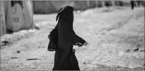  ??  ?? Een vrouw in kamp Al Hol. (Foto: NOS)