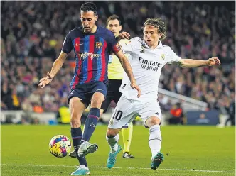  ?? SIU WU / EFE ?? Modric lucha con Busquets por el balón.