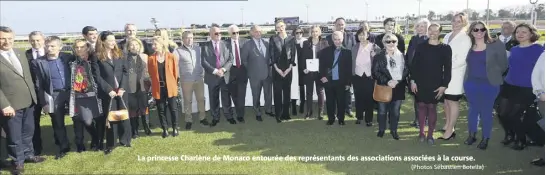  ?? (Photos Sébastien Botella) ?? La princesse Charlène de Monaco entourée des représenta­nts des associatio­ns associées à la course.