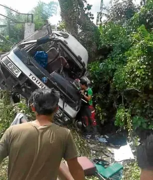  ?? FACEBOOK/ROHN TENDE VILLASENCI­O/ ?? ILL-FATED bus lies on its side after hitting a tree in Mataas na Kahoy, Batangas, on Friday.