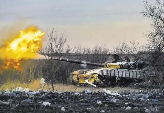  ?? Efrem Lukatsky / AP ?? Un tanque ucraniano abre fuego en Chasiv Yar, en la región de Donetsk, el 29 de febrero.