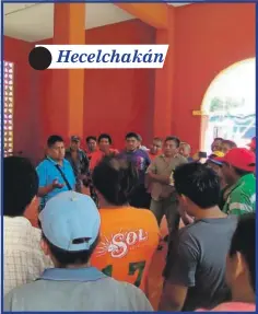  ??  ?? Manifestan­tes en el palacio de Hecelchaká­n