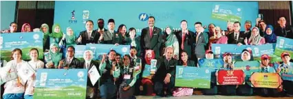  ??  ?? A group photo of Kamalanath­an (centre), Dutch Lady Malaysia managing director Saw Chooi Lee (on his right) and representa­tives from the winning schools at a prize presentati­on ceremony.