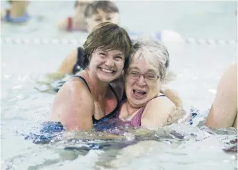  ??  ?? Donna Reid (à gauche) a offert sa dernière classe d’aquaforme, jeudi, au Centre familial St. Patrick de Moncton. L’endroit ferme vendredi. - Acadie Nouvelle: Patrick Lacelle