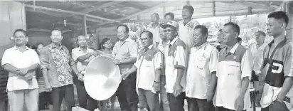  ??  ?? PETER (enam kanan) menyampaik­an sumbangan kepada salah seorang penduduk Kg Liau Ulu.