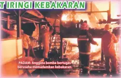  ??  ?? PADAM: Anggota bomba bertugas berusaha memadamkan kebakaran.