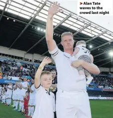  ??  ?? > Alan Tate waves to the crowd last night