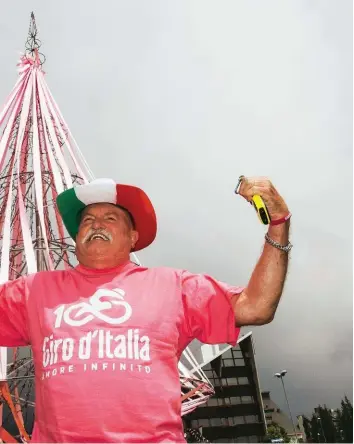  ??  ?? Un fan americano del Giro con la maglia che lo scorso anno celebrava il centesimo Giro d’Italia.