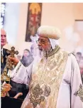  ?? RP-FOTO: ANNE ORTHEN ?? Papst Tawadros II. weiht die Bunkerkirc­he.