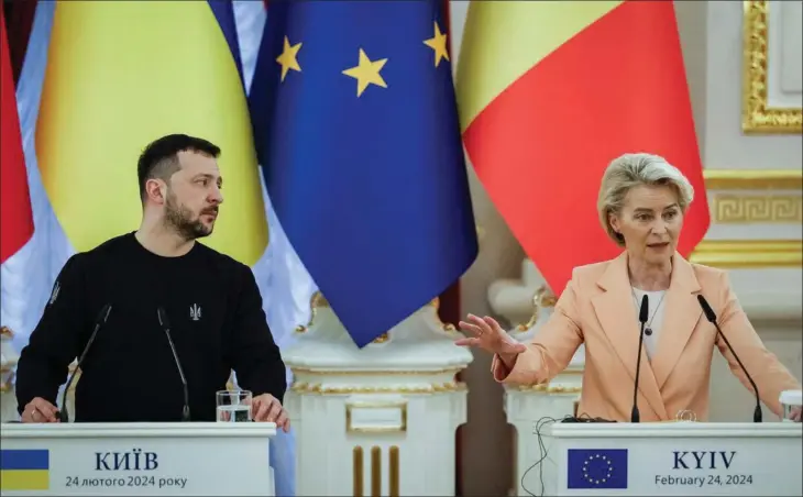  ?? ?? EU-Kommission­ens formand, Ursula von der Leyen, er klar med en plan for Ukraines vej mod EU-optagelse, men praesident Zelenskyj skal ikke forvente konkrete løfter fra EU-topmødet. Foto: Alina Smutko/Reuters