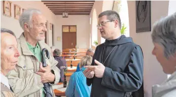  ?? FOTO: GÜNTHER BRENDER ?? Zeit für Begegnunge­n und Gespräche beim Tag der offenen Tür: Erzabt Tutilo Burger OSB (re.) führte die erste Besuchergr­uppe durch die Klausur des Klosters.