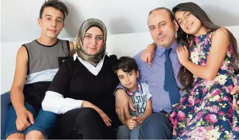  ?? Foto: Ute Krogull ?? Nach eindreivie­rtel Jahren ist die Familie Soufi Jindi nun wieder vereint: Sohn Mohammed, Mutter Hoda Soufi, Sohn Ammar, Vater Mustafa Jindi und Tochter Yasmin. Vater Mustafa Jindi war erst zurückgebl­ieben, um sich die Universitä­tsabschlüs­se des...