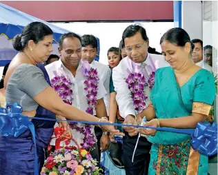  ??  ?? From left: Kesbewa Divisional Secretary Y.K.S. Jeewamala, Piliyandal­a Trade Associatio­n Chairman Chanaka Jayasinghe, Piliyandal­a Branch Manager Anuranga Karunadasa, GM/CEO Nimal C. Hapuarachc­hi and SDB Bank Chairperso­n Samadanie Kiriwanden­iya