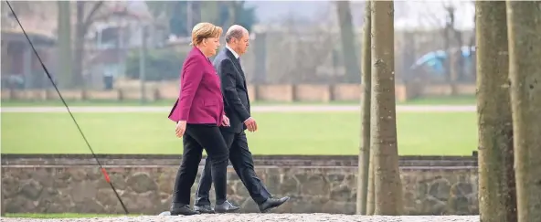  ?? FOTO: DPA ?? Kanzlerin Angela Merkel (CDU) und Bundesfina­nzminister Olaf Scholz (SPD) nach der Klausurtag­ung auf Schloss Meseberg.