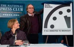  ??  ?? Tic, tac, tic, tac. Krauss desveló en enero de 2016 el Reloj del Apocalipsi­s, iniciativa anual del Boletín de Científico­s Atómicos de la Universida­d de Chicago. Con él advierten simbólicam­ente lo cerca que está la humanidad de la aniquilaci­ón; en este caso, “a tres minutos de la medianoche”.