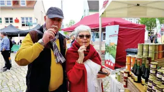  ?? FOTO: RALF SCHEUNEMAN­N ?? Angela und Werner Kriemann ließen sich die Kostprobe vom Honigsenf schmecken.