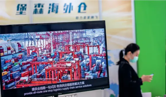  ??  ?? A Shenzhen-based logistics company is promoting its internatio­nal warehouse service at the third China Internatio­nal Import Expo held in Shanghai in November 2020.