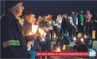  ?? Photos: Yolandé Stander ?? See more photos on www.knysnaplet­therald.com
Plettenber­g Bay residents gathered on Central Beach on 7 June 2018 and lit candles to, among others, honour those who played a role in dealing with the devastatin­g fire that ripped through the town a year...