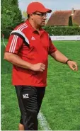  ?? Foto: Karl Aumiller ?? Relegation oder direkter Klassenerh­alt: Für Höchstädts Trainer Markus Zengerle (Bild) wird es in Möttingen nochmals nervenaufr­eibend.