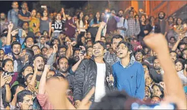  ?? SANJEEV VERMA/ HT ?? JNU Students’ Union president Kanhaiya Kumar addresses students on the campus after his release on Thursday.