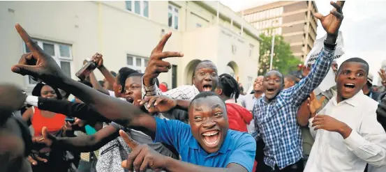  ?? MIKE HUTCHINGS/REUTERS ?? Alegria. Zimbabuano­s tomaram as ruas de Harare cantando e dançando para comemorar a renúncia de Robert Mugabe e o fim da ditadura de 37 anos