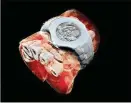  ?? MARS BIOIMAGING ?? A new scanner’s 3-D image of a wrist, including a watch, shows sections of finger bones in white and soft tissue in red.