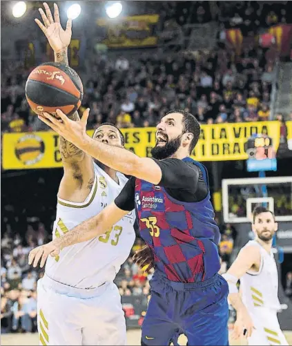  ?? FOTO: PERE PUNTÍ ?? Nikola Mirotic deja la bandeja ante Thompkins