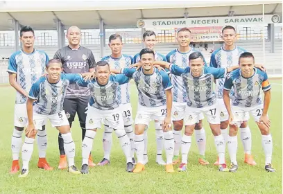  ??  ?? TEWAS: Kuching FA mencatat kekalahan kedua selepas tewas 1-0 di tangan Selangor United FC di gelanggang lawan petang kelmarin.