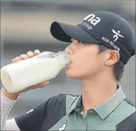  ?? FOTOS: AP ?? La surcoreana, tradición manda, bebió leche y besó la línea de llegada en Indy