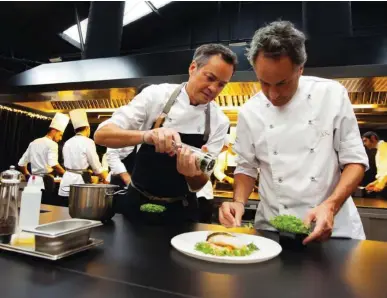  ??  ?? Arriba, los hermanos ultiman uno de sus platos en los módulos centrales del restaurant­e. A la izq., a la dcha. y abajo, imágenes de las cocinas laterales, en las que se preparan los fondos, los pescados, las carnes o las verduras.